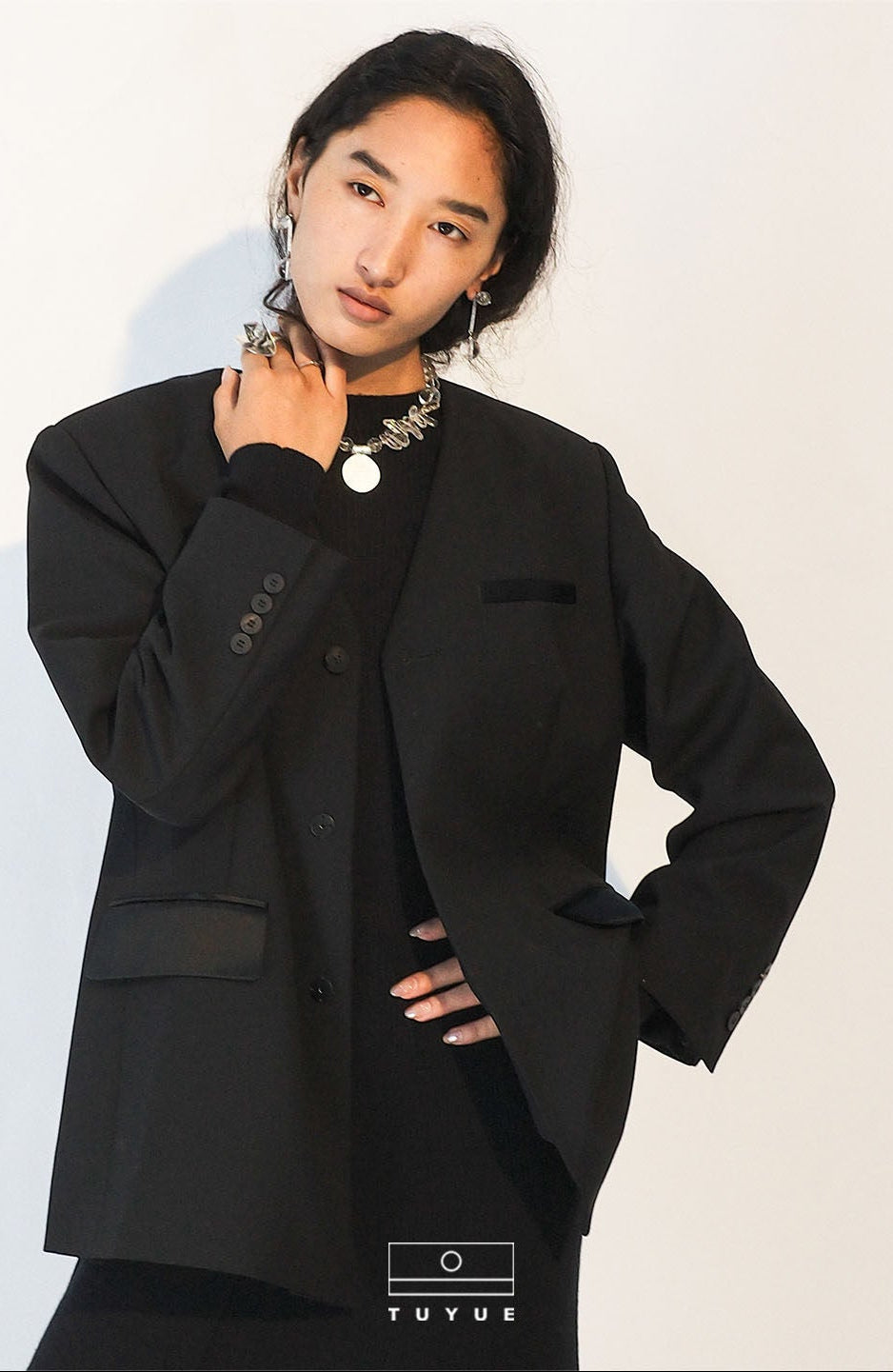 TUYUE Black Wool Silk Silhouette V-Neck Suit - XENA.