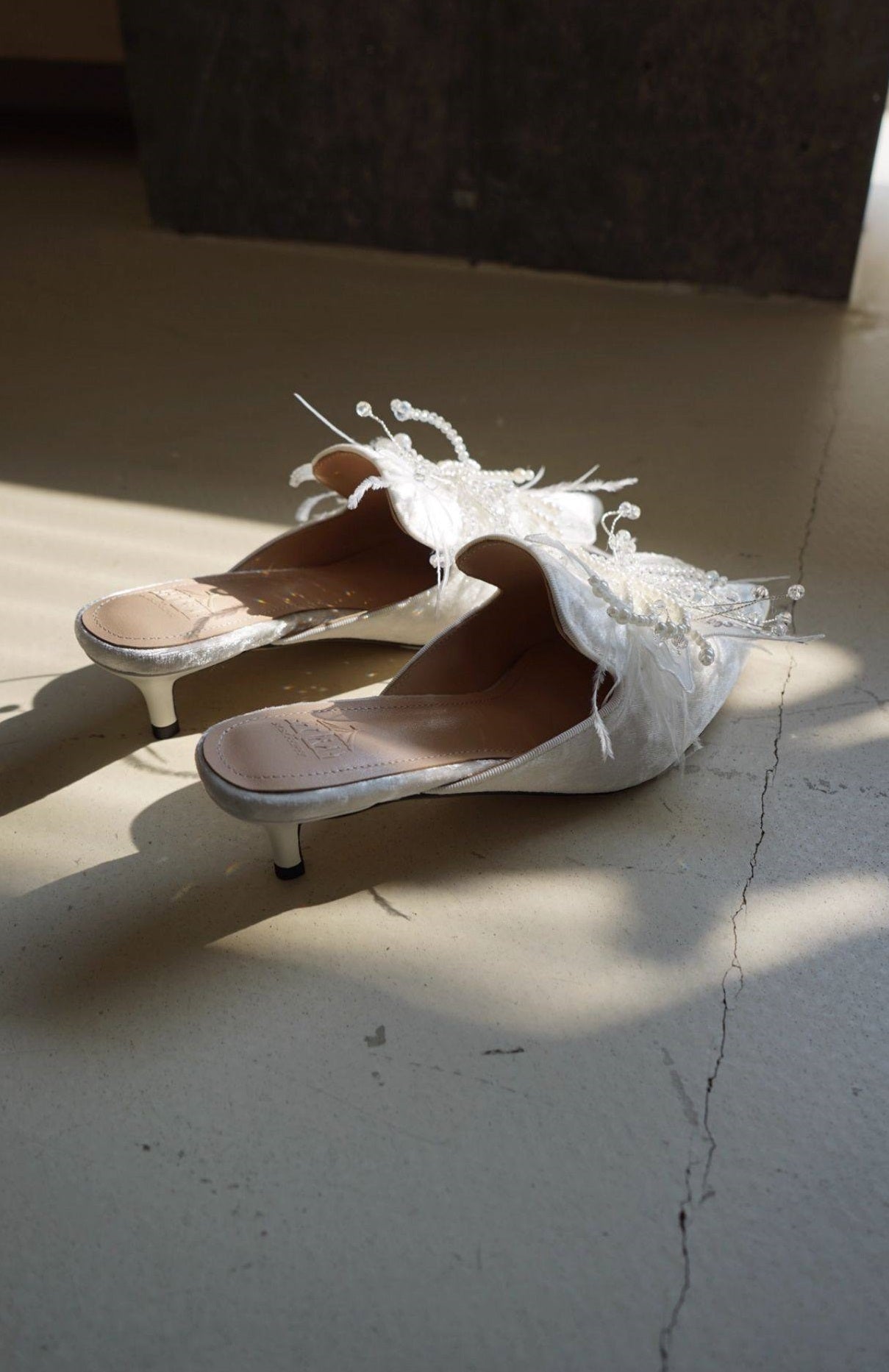 B-FEI's feather embroidered kitten heel-CARO.