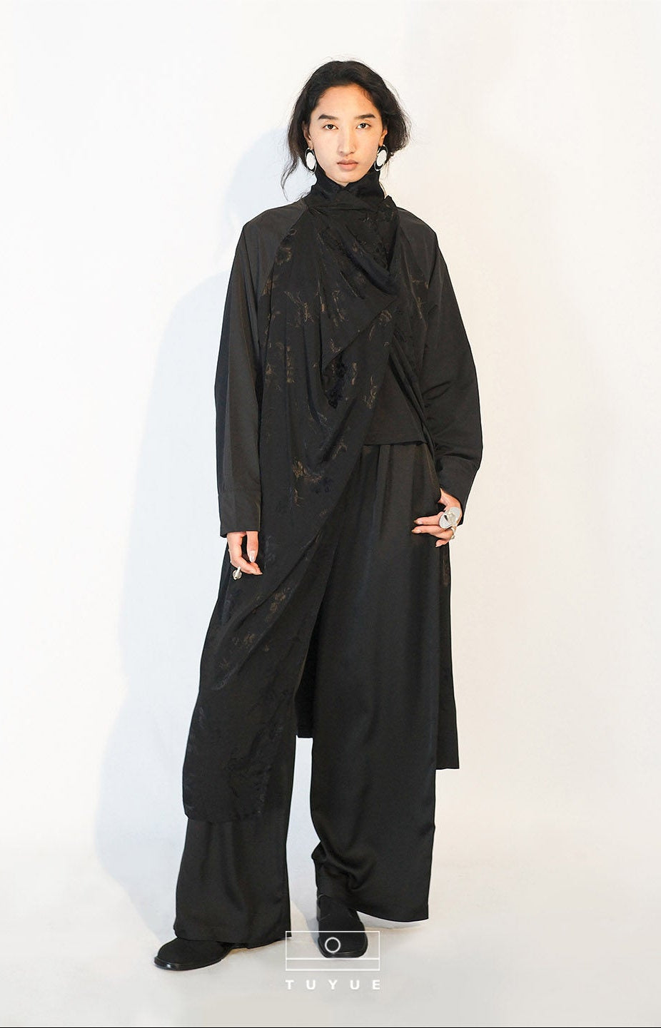 TUYUE Black Satin Weave Drawstring Silhouette Trench Coat - GARFIELD.