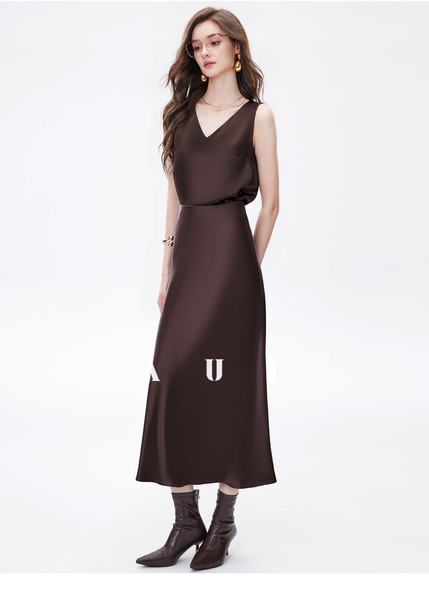 AUI Maillard coffee color high-end satin temperament high-waisted hip skirt - Gyeong.