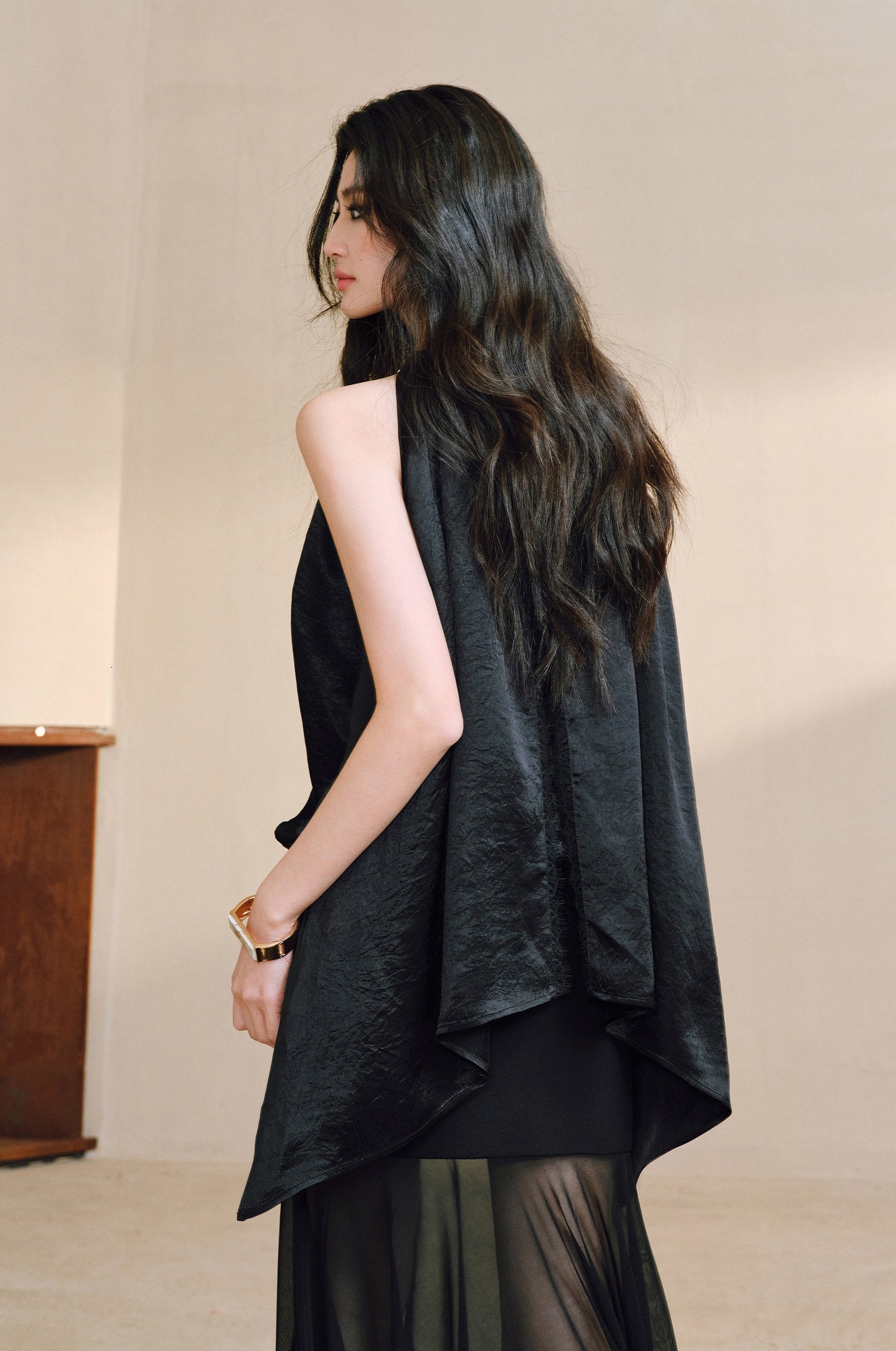 WANGXO|Lace-Trimmed Metal Chain Halterneck V-Neck Pleated Top with Delicate Texture -AYRA