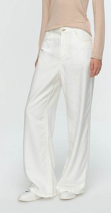COMME MOI designer Lu Yan wears white denim straight-leg pants - DREAM.