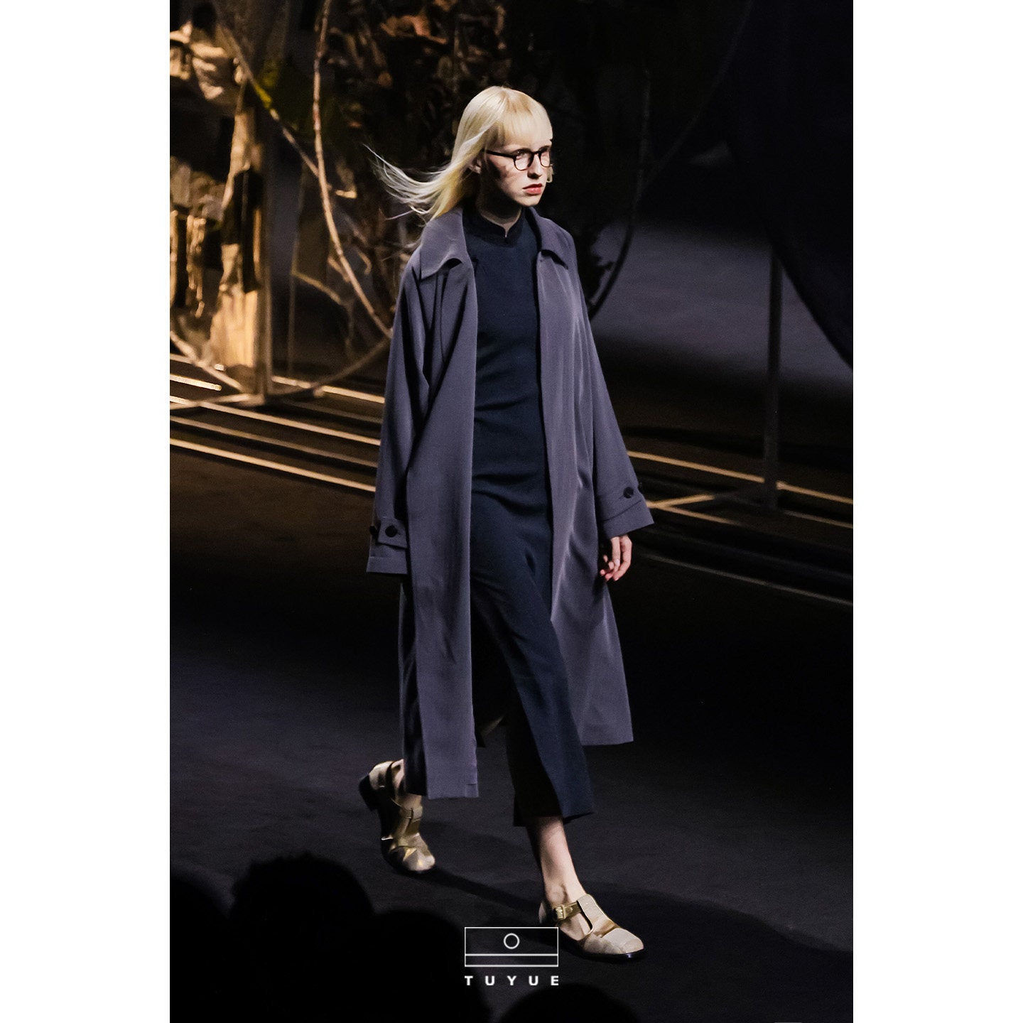 TUYUE Gray simple silhouette mid-length trench coat - GIFTY.