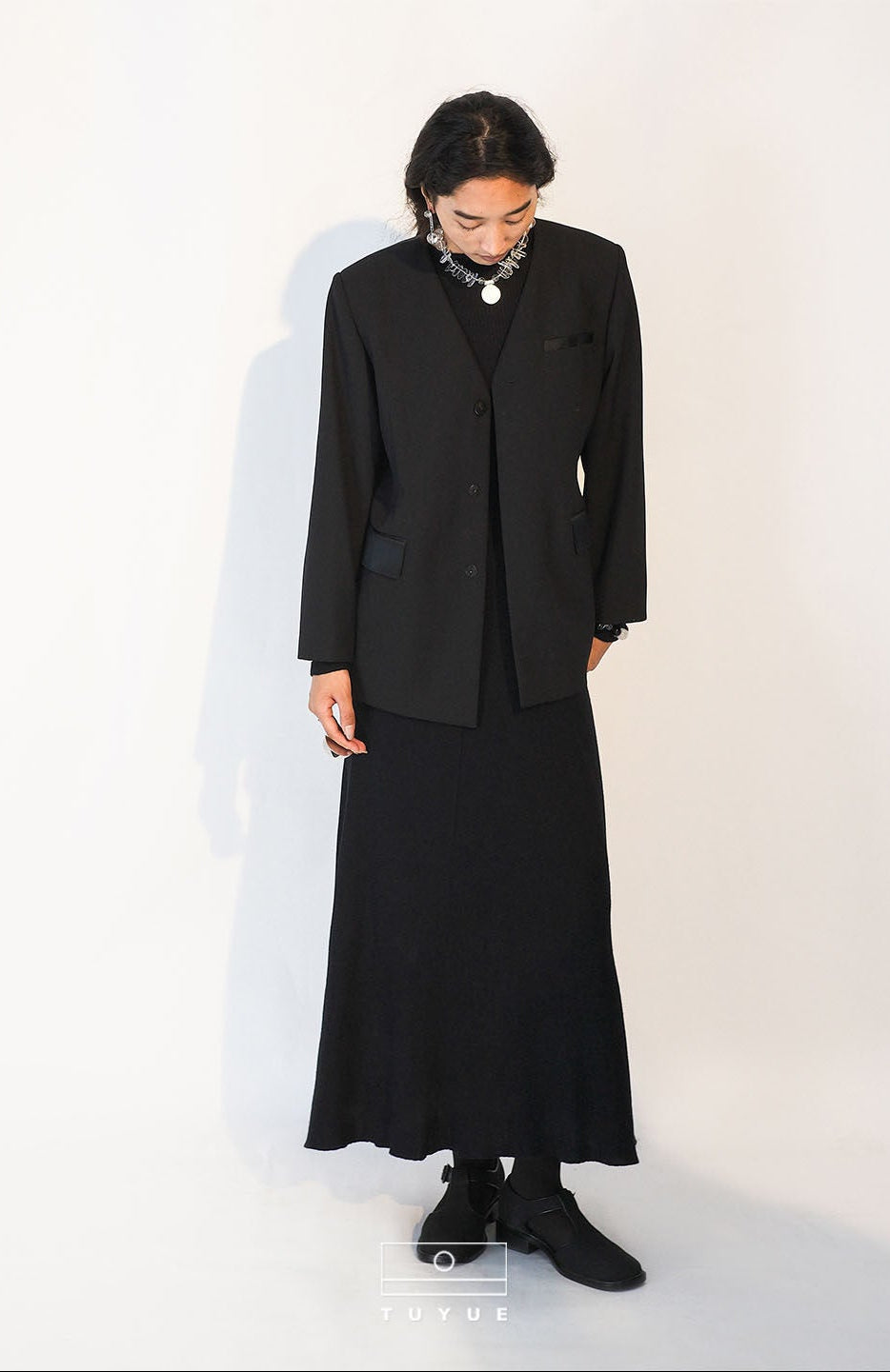 TUYUE Black Wool Silk Silhouette V-Neck Suit - XENA.