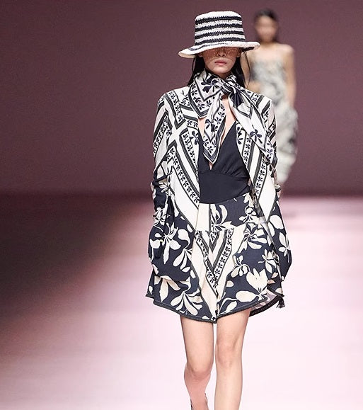 COMME MOI summer black and white print wide waistband shorts - BRONZE.