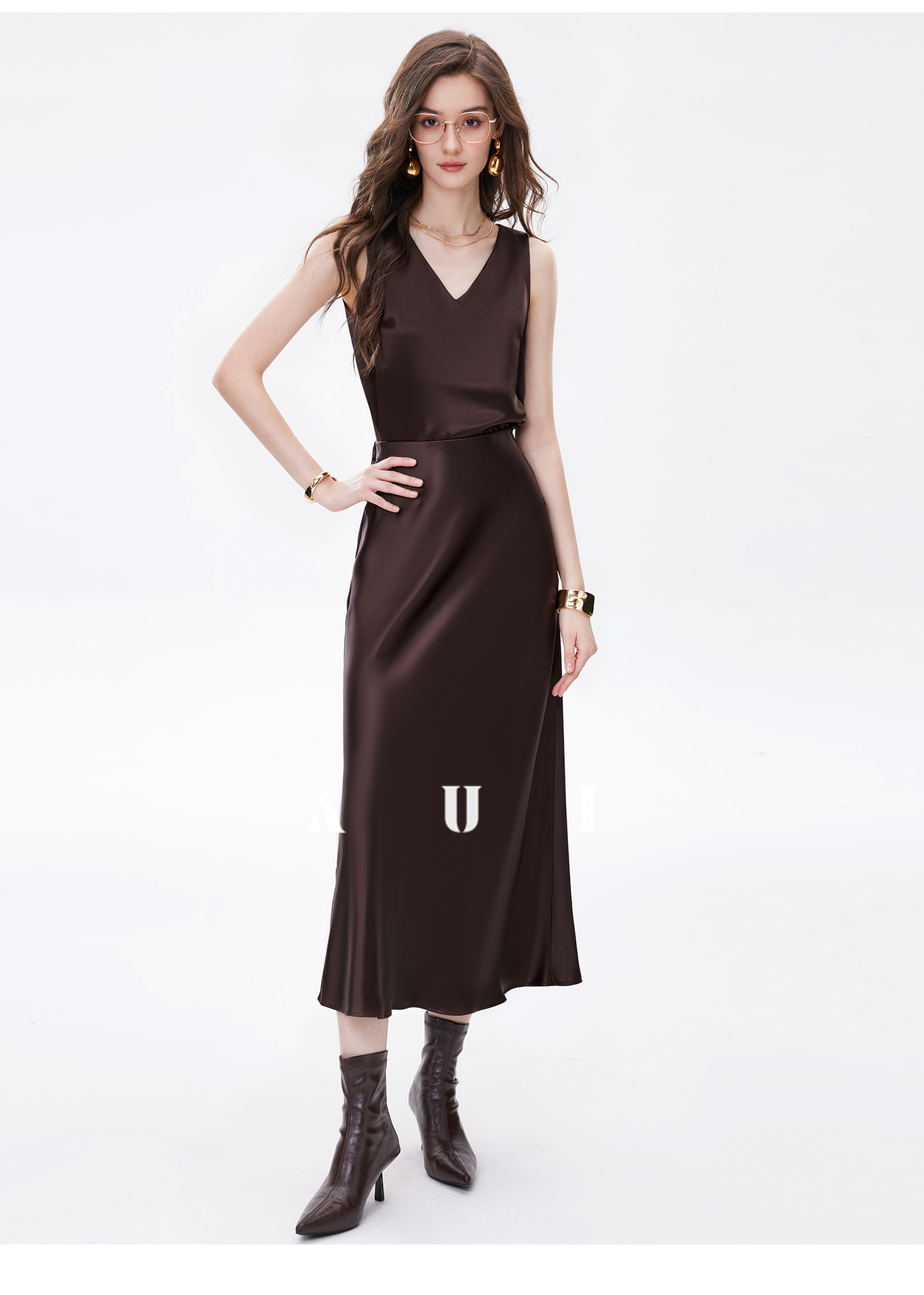 AUI Maillard coffee color high-end satin temperament high-waisted hip skirt - Gyeong.