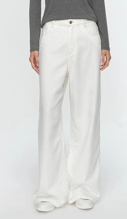 COMME MOI designer Lu Yan wears white denim straight-leg pants - DREAM.
