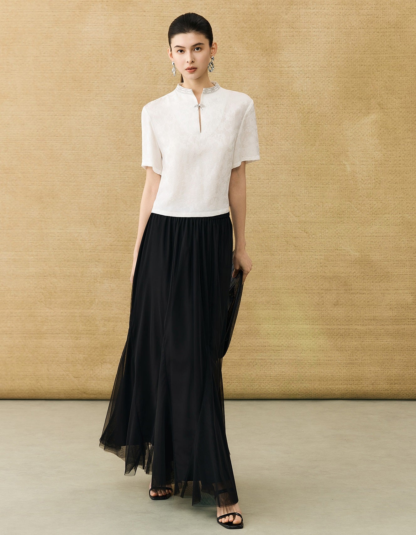 HECO Chinese Flower Embossed Disc Buckle Short Sleeve T-Shirt - BOND.