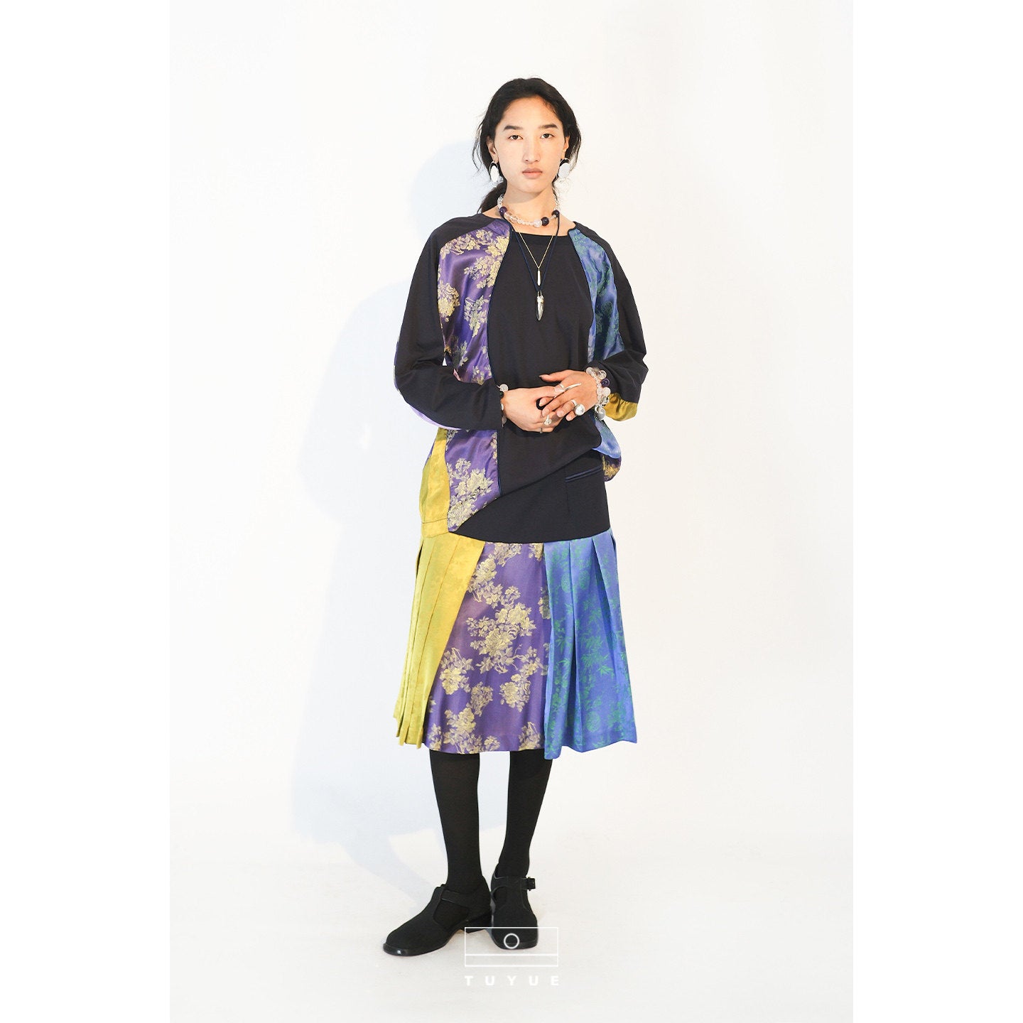 TUYUE Jacquard Paneled Sporty Silhouette Long-Sleeved T-Shirt- BLAKE.