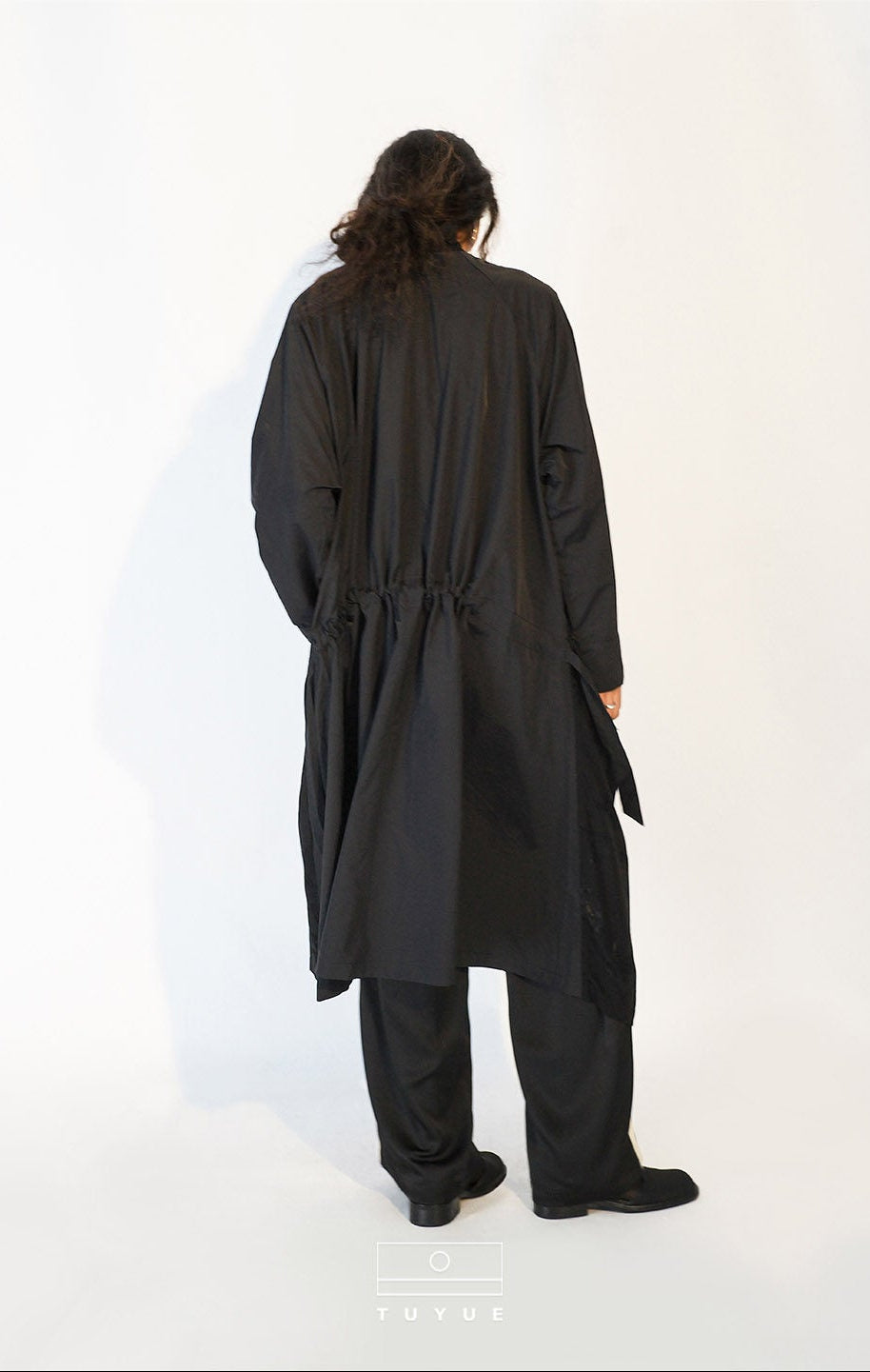 TUYUE Black Satin Weave Drawstring Silhouette Trench Coat - GARFIELD.