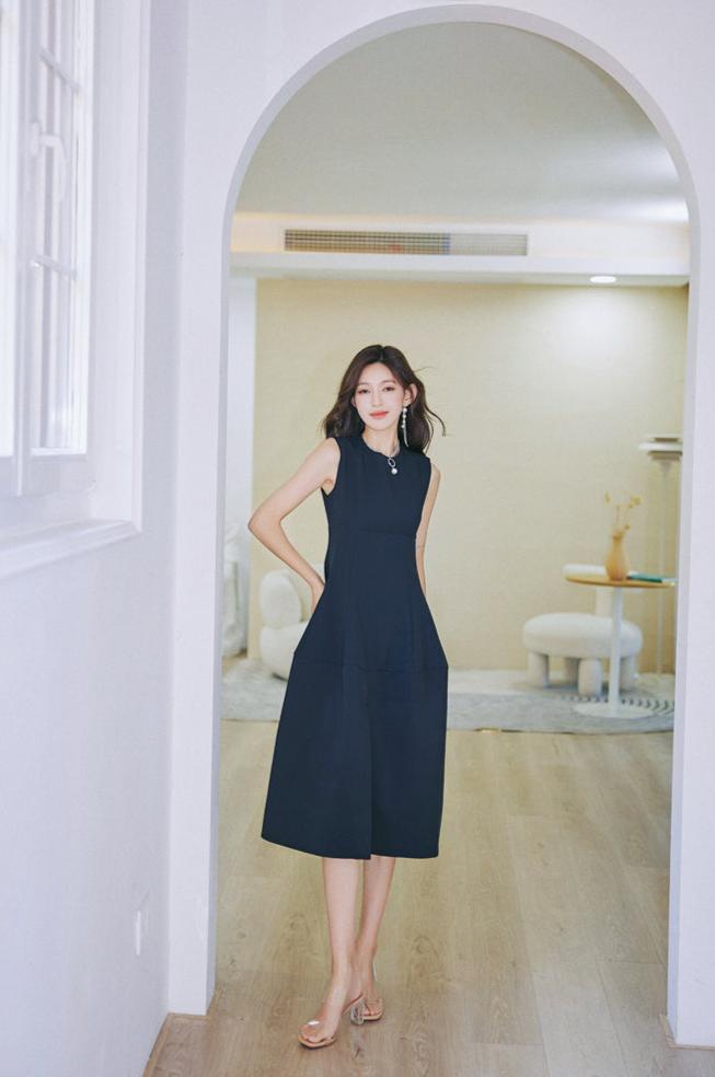 DOLLY Black Retro Style Crew Neck Sleeveless Slim Fit Midi Slit Office Dress-SIOBHAN