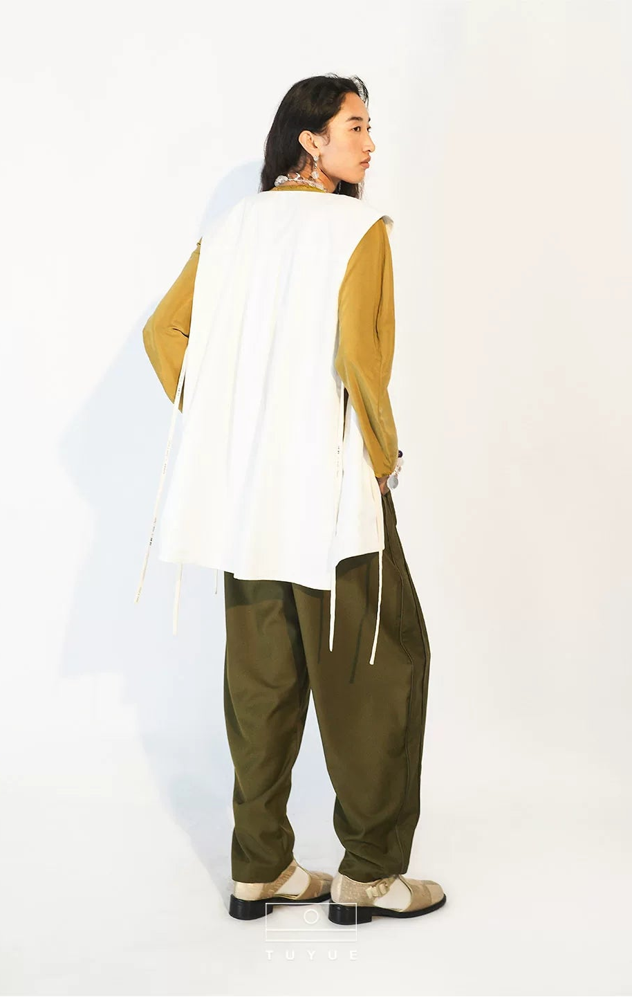 TUYUE Chinese style white middle side placket lace-up structure shoulder vest- LEVI