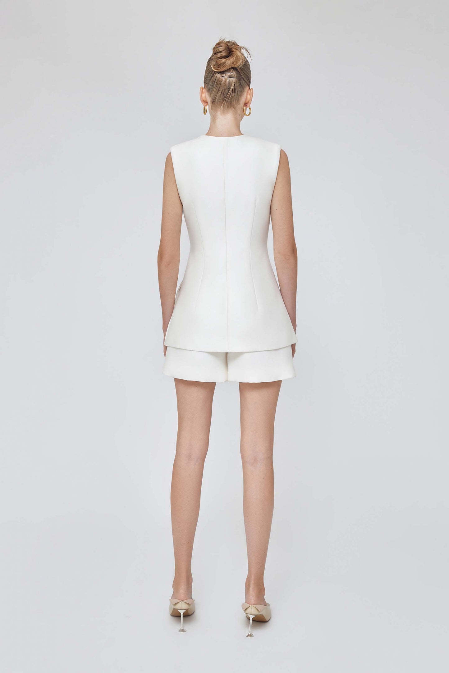 High end designer white short sleeveless pleatedv collar whiite short suit set - Alto