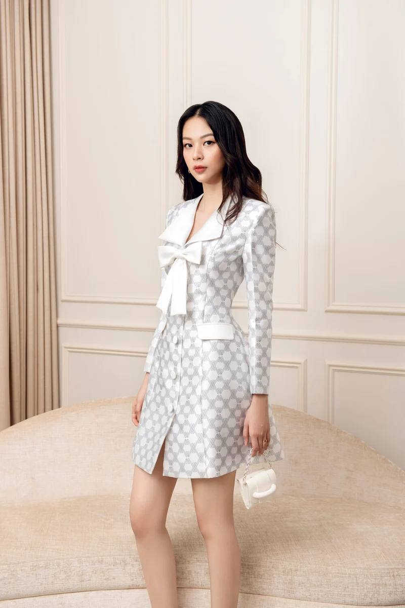 Classic taffeta mini dress long sleeves, a big bowtie, a buttons line, flap pockets- Grava L