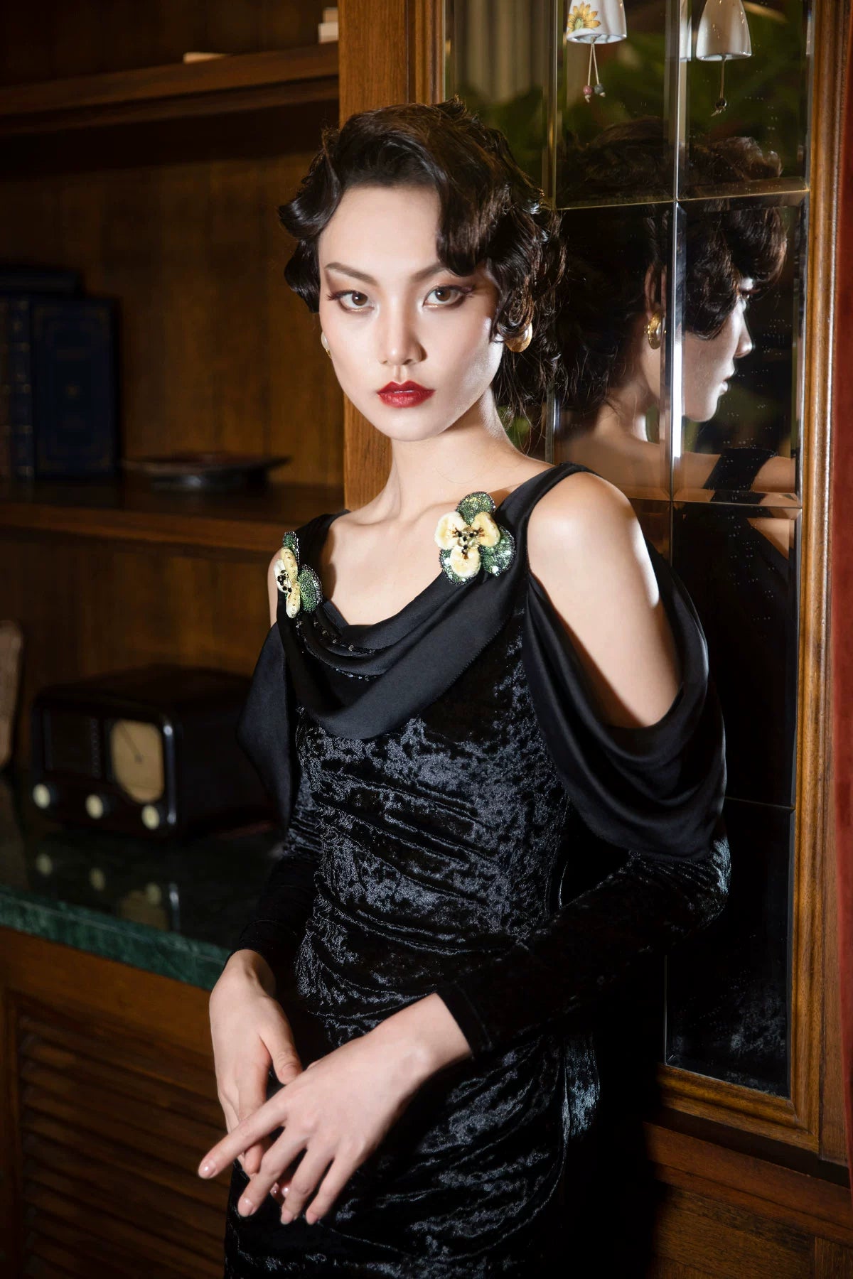 MagicQ black diamond velvet off-the-shoulder swing collar with silk side slit long-sleeved high-rise dress