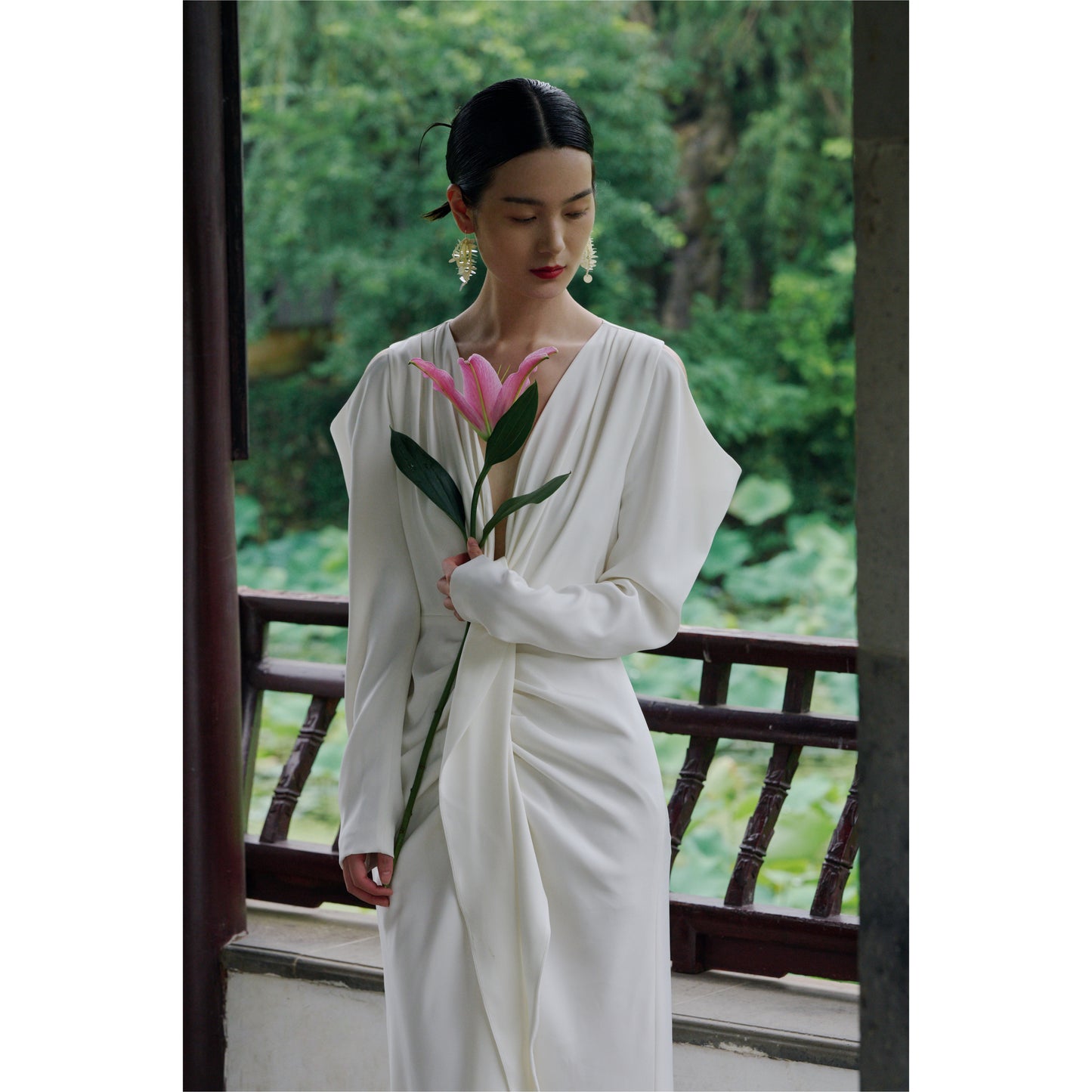 Retro white deep V high-quality pleated waist strap front slit light wedding dress- Mula