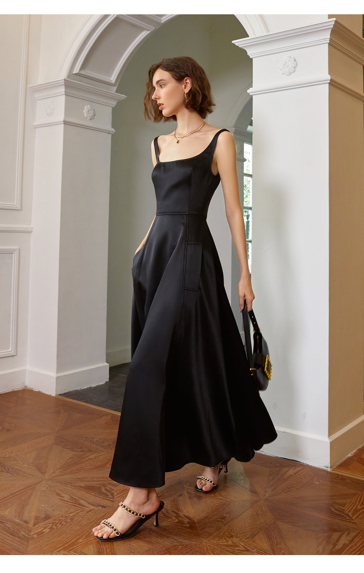 Sleeveless  long skirt and comes in a black and white dress-  Molna