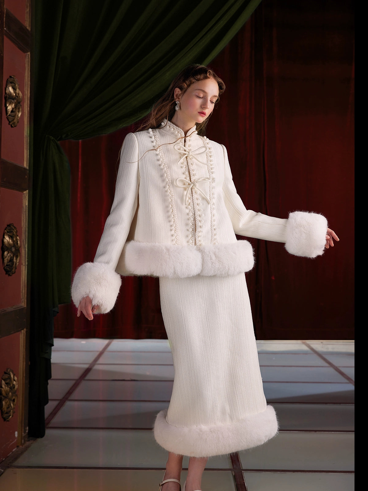 UNOSA Vintage White Floral Sweat Jacket Skirt - Inese