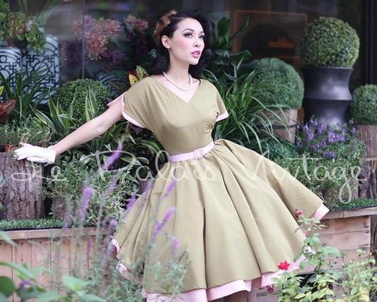 Le palais vintage retro classic 1950 full skirt ball gown color block dress.