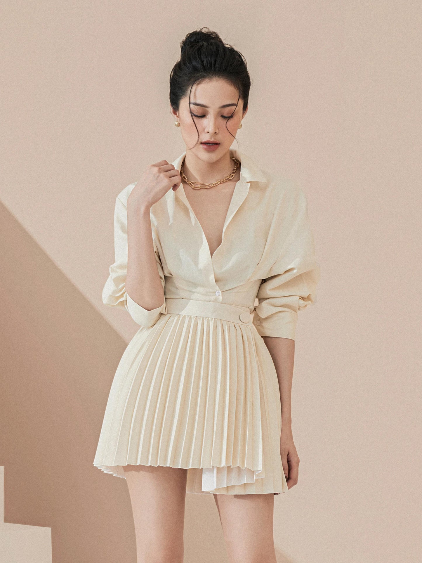 PLEATED MINI SKIRT WITH BUTTON +  FRONT-PLEATED SHIRT - CRATI